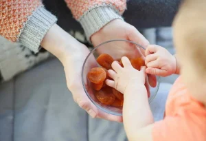 چه کسانی باید میوه خشک مصرف کنند؟